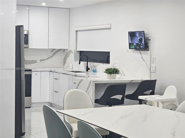 965 NE 171st St, Miami, FL 33162