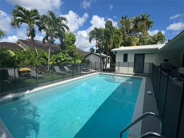 965 NE 171st St, Miami, FL 33162