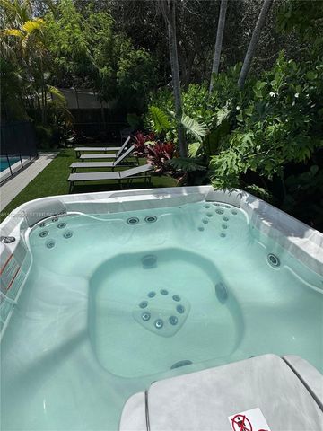 965 NE 171st St, Miami, FL 33162