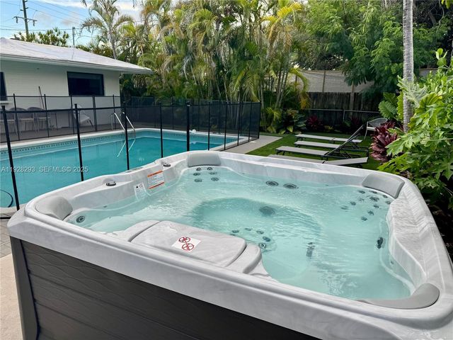 965 NE 171st St, Miami, FL 33162