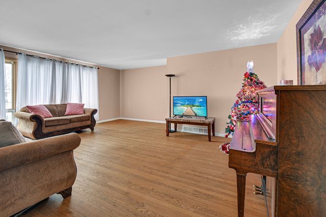 1028 W Strieff Lane, Glenwood, IL 60425