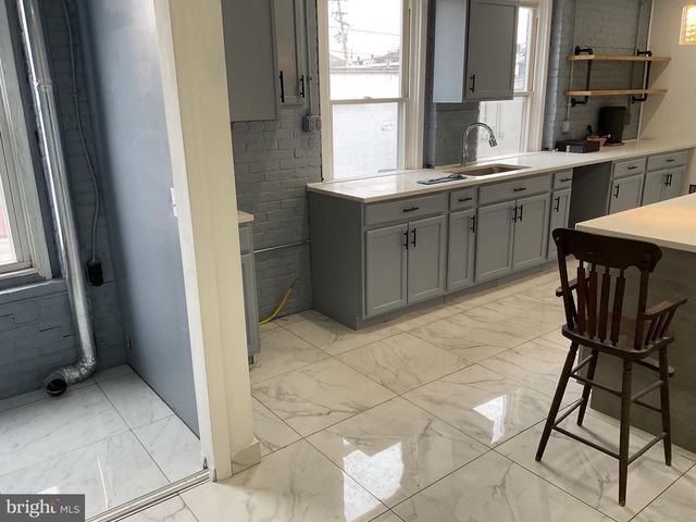 1880 W MARKET ST, York, PA 17404