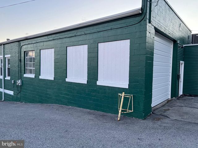 1880 W MARKET ST, York, PA 17404