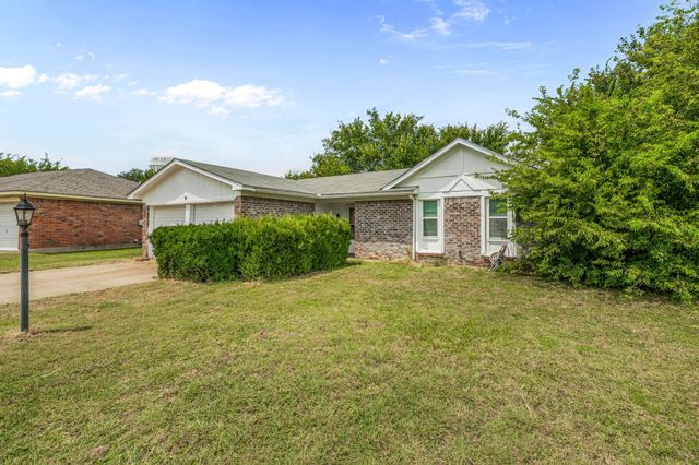 125 Roundtree Drive, Crowley, TX 76036