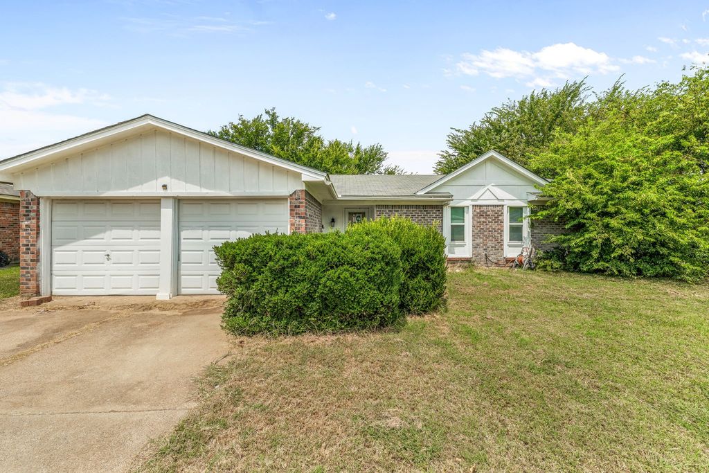 125 Roundtree Drive, Crowley, TX 76036