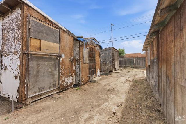 1241 Wilson Avenue, Bakersfield, CA 93308