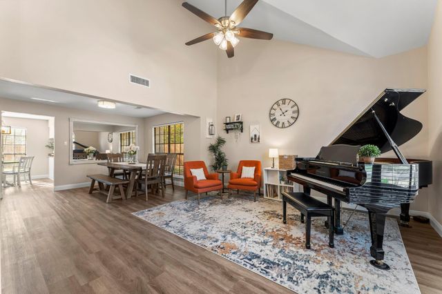 6 Dusky Meadow Place, The Woodlands, TX 77381