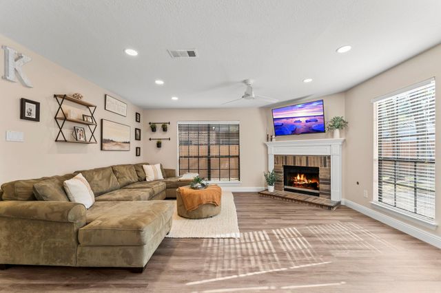 6 Dusky Meadow Place, The Woodlands, TX 77381