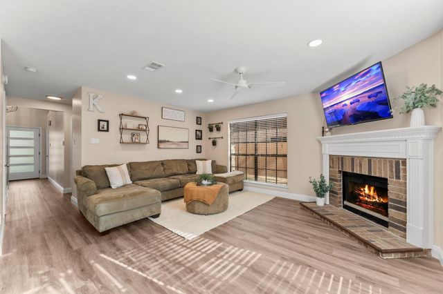 6 Dusky Meadow Place, The Woodlands, TX 77381