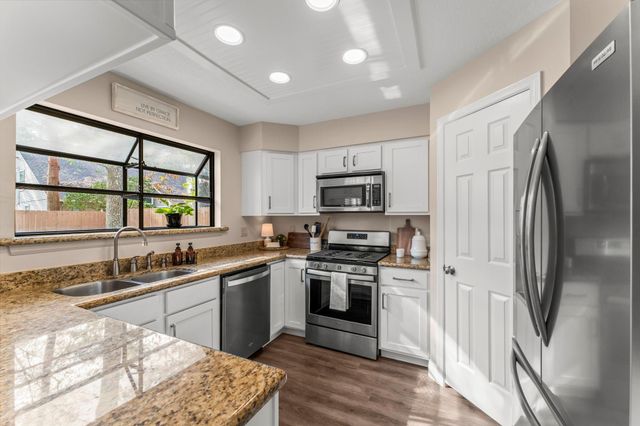 6 Dusky Meadow Place, The Woodlands, TX 77381