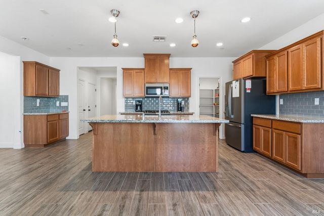 355 Marigold Dr, Vacaville, CA 95687