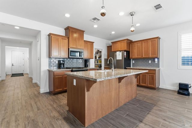 355 Marigold Dr, Vacaville, CA 95687