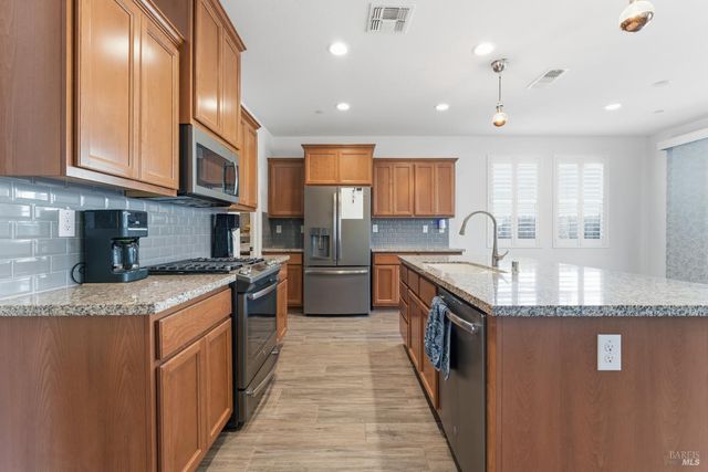 355 Marigold Dr, Vacaville, CA 95687