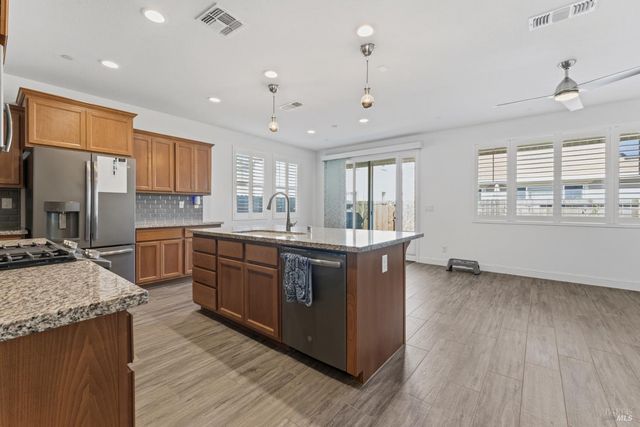 355 Marigold Dr, Vacaville, CA 95687