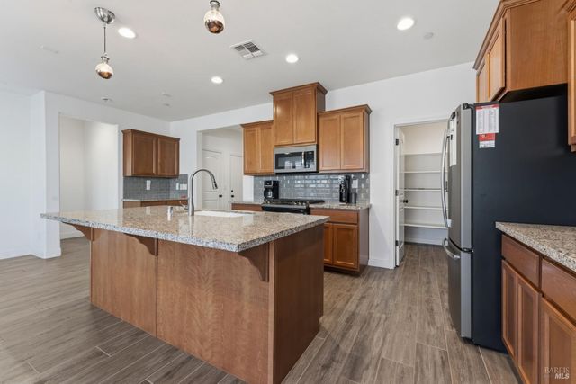 355 Marigold Dr, Vacaville, CA 95687