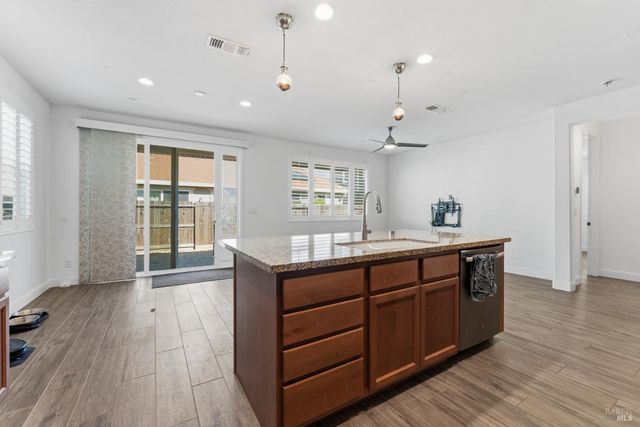 355 Marigold Dr, Vacaville, CA 95687