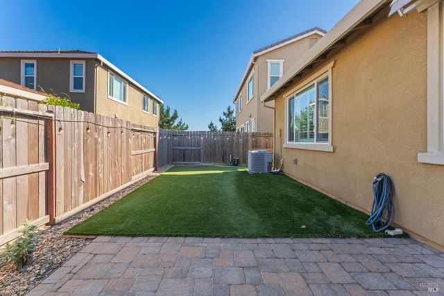 355 Marigold Dr, Vacaville, CA 95687