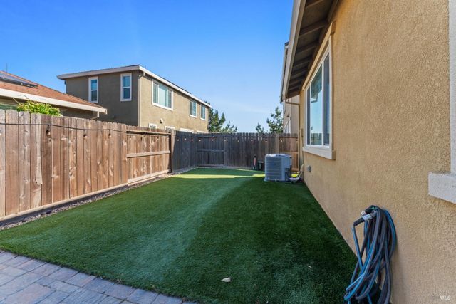 355 Marigold Dr, Vacaville, CA 95687