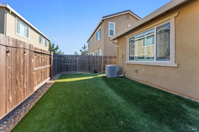 355 Marigold Dr, Vacaville, CA 95687