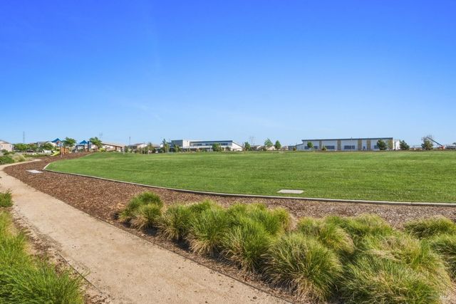 355 Marigold Dr, Vacaville, CA 95687