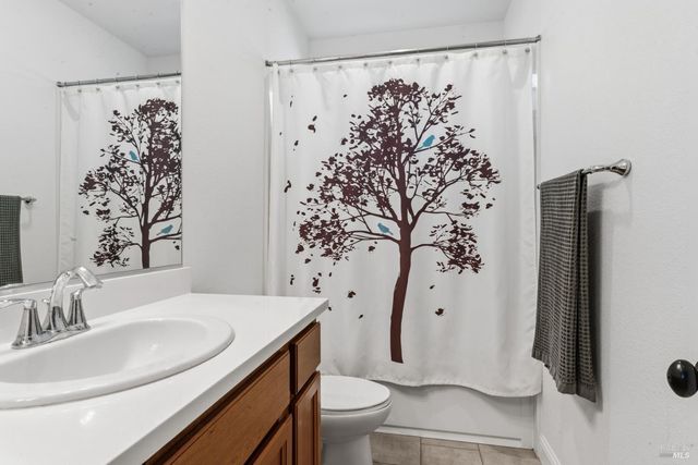 355 Marigold Dr, Vacaville, CA 95687