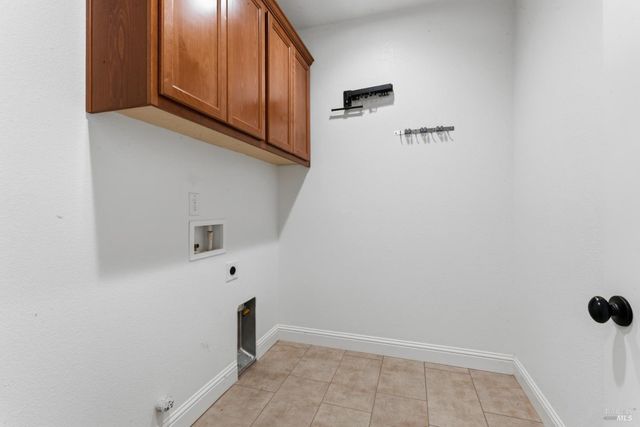 355 Marigold Dr, Vacaville, CA 95687