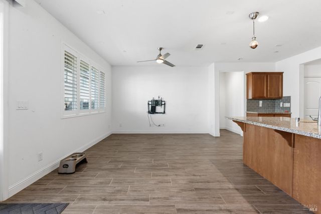 355 Marigold Dr, Vacaville, CA 95687