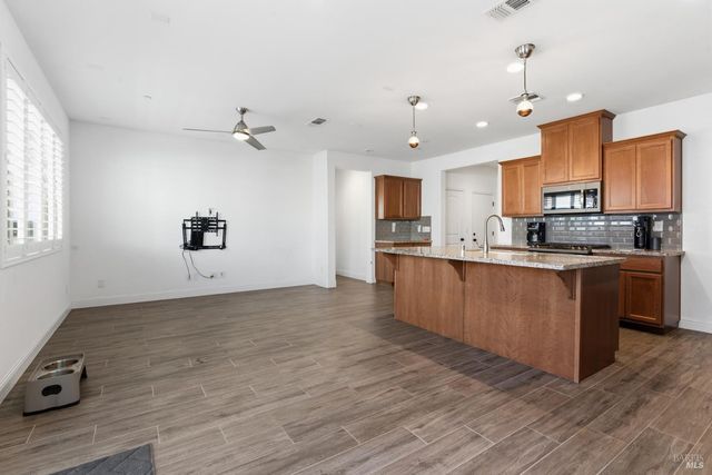 355 Marigold Dr, Vacaville, CA 95687