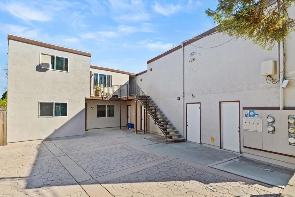 Image 4 of property listing at 306 Beech Street, Redwood City, CA 94063