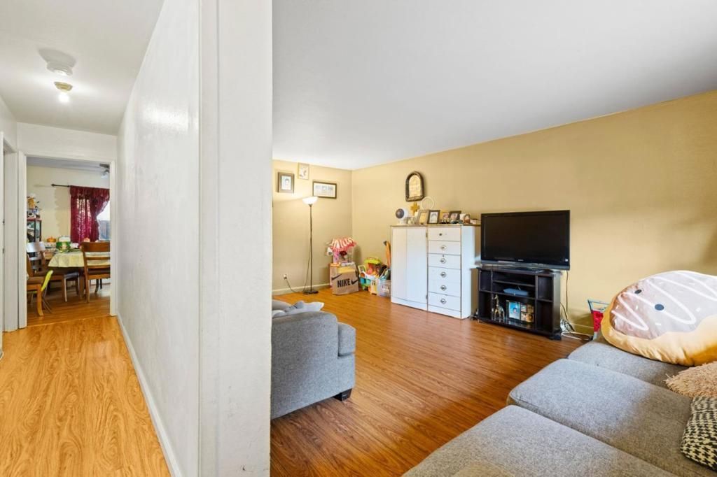 Image 7 of property listing at 306 Beech Street, Redwood City, CA 94063