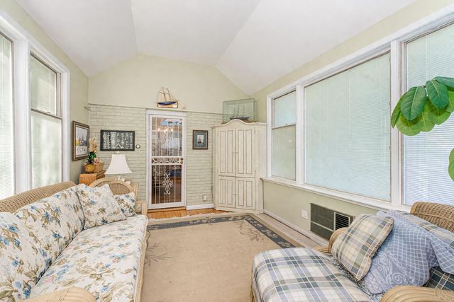 72 10th Street, New York City, NY 10306