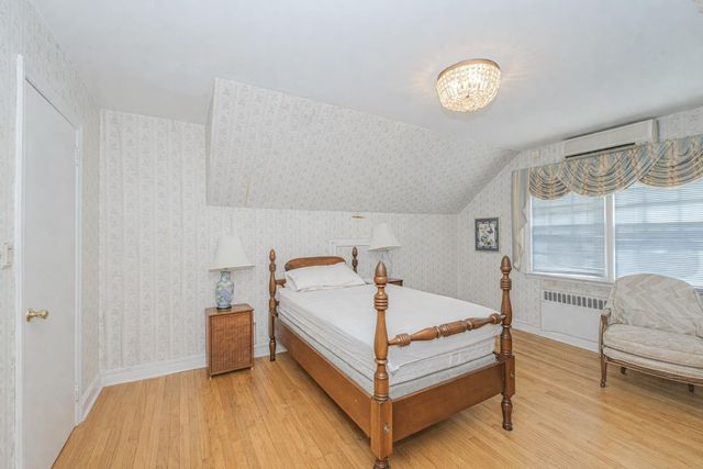 72 10th Street, New York City, NY 10306
