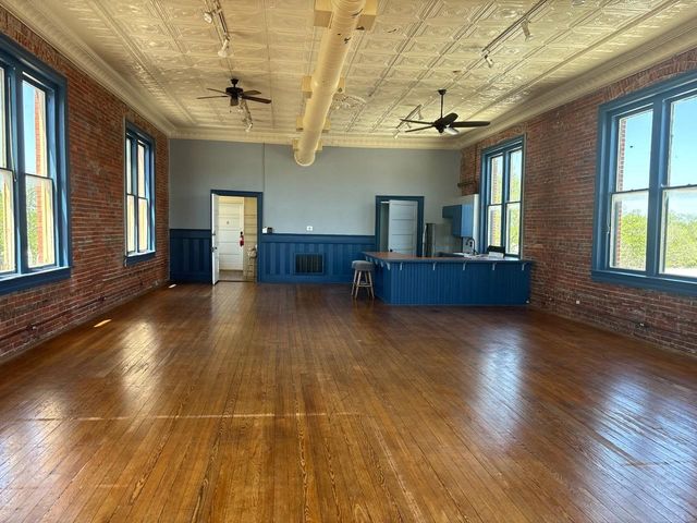 301 Main ST, Smithville, TX 78957