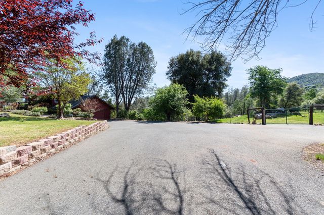 15553 Middletown Park Drive, Redding, CA 96001
