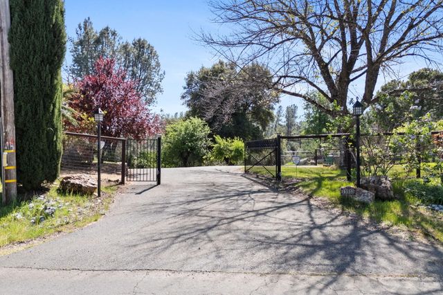 15553 Middletown Park Drive, Redding, CA 96001
