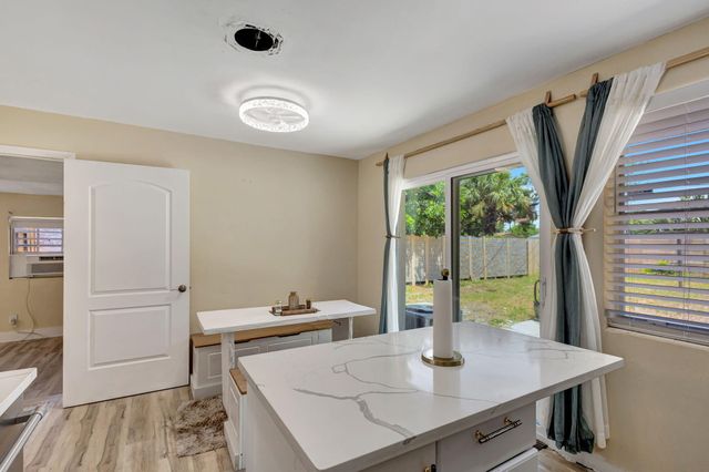 140 W 31st Court, Riviera Beach, FL 33404