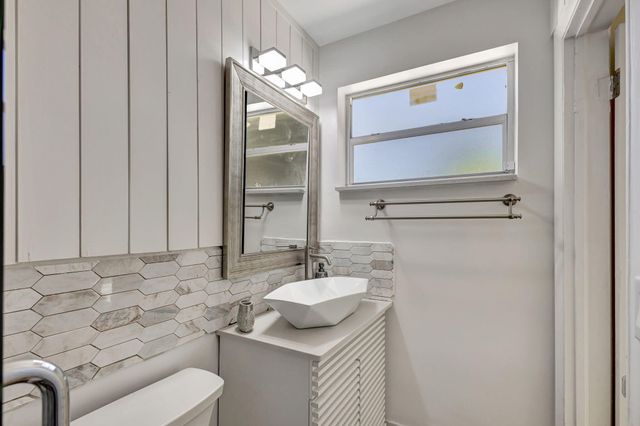 140 W 31st Court, Riviera Beach, FL 33404