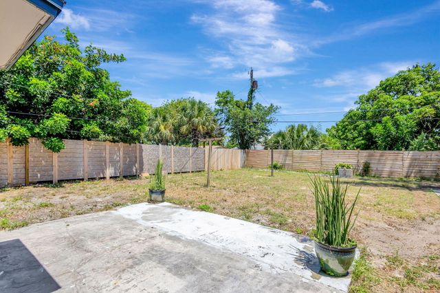140 W 31st Court, Riviera Beach, FL 33404