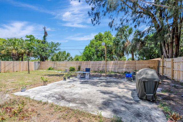 140 W 31st Court, Riviera Beach, FL 33404
