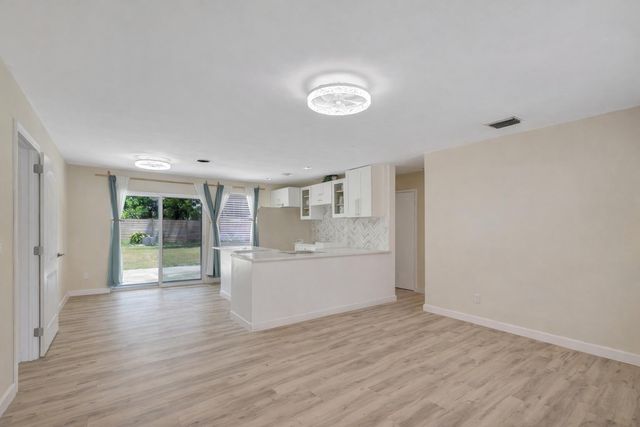 140 W 31st Court, Riviera Beach, FL 33404