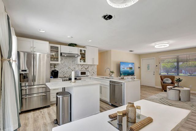 140 W 31st Court, Riviera Beach, FL 33404