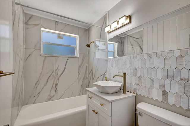 140 W 31st Court, Riviera Beach, FL 33404