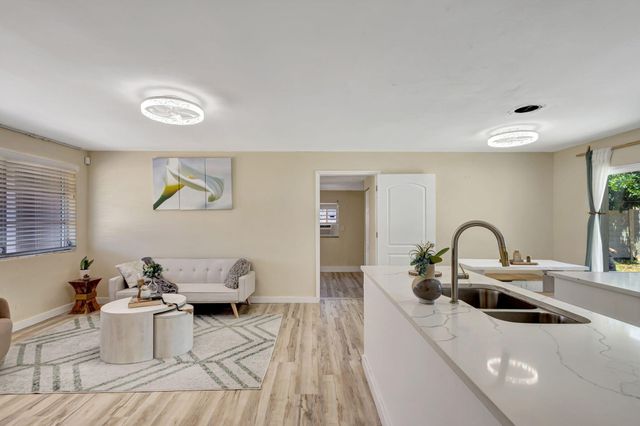 140 W 31st Court, Riviera Beach, FL 33404