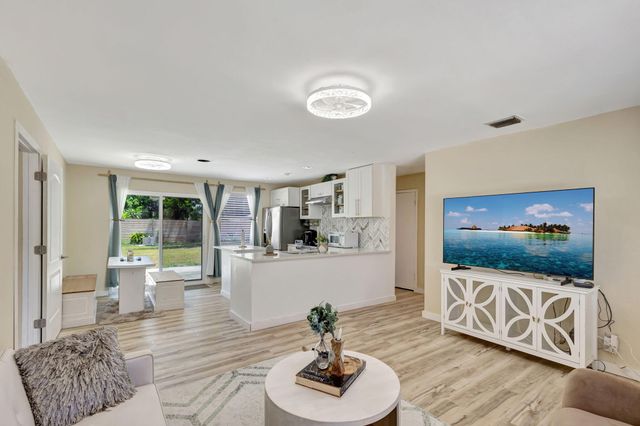 140 W 31st Court, Riviera Beach, FL 33404