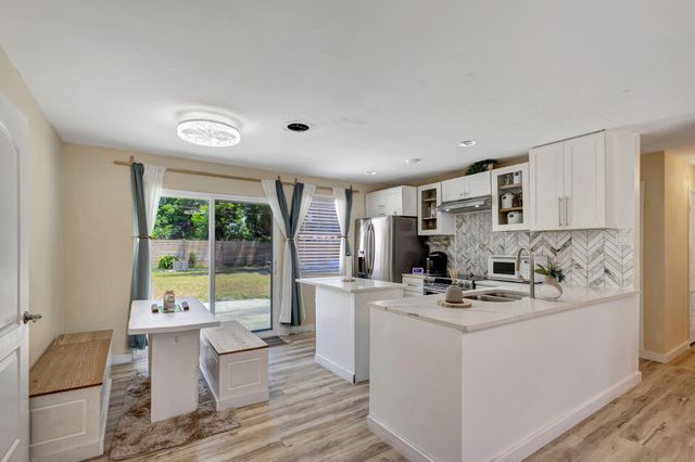 140 W 31st Court, Riviera Beach, FL 33404