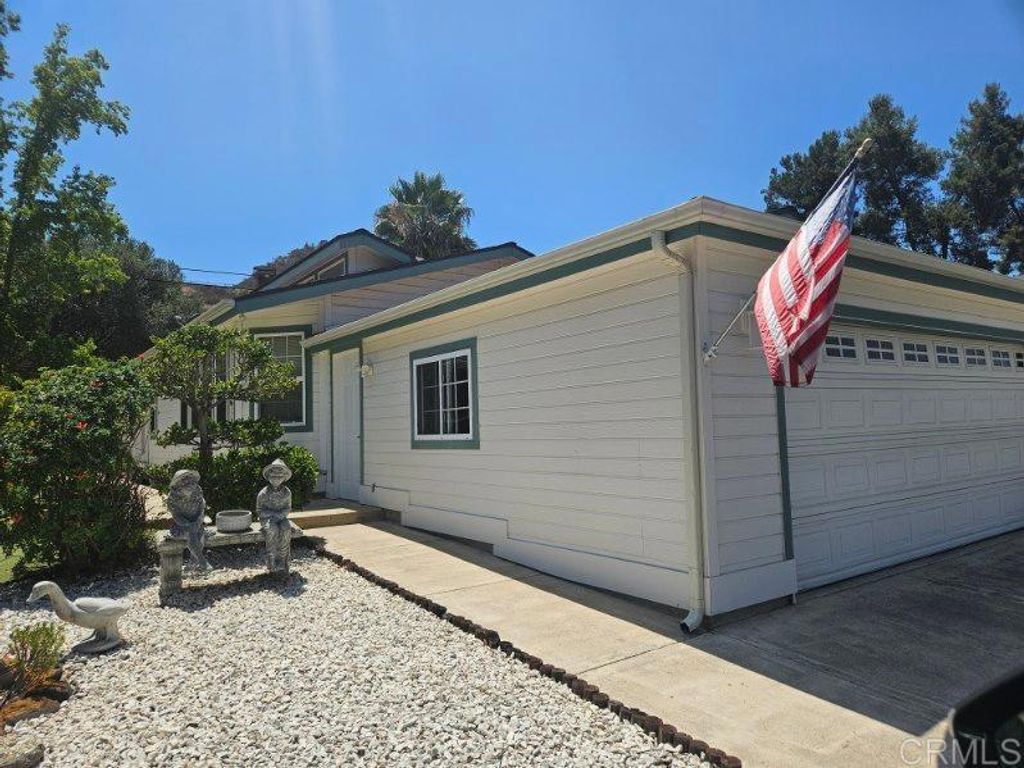 Image 3 of property listing at 8975 Lawrence Welk Drive 5, Escondido, CA 92026