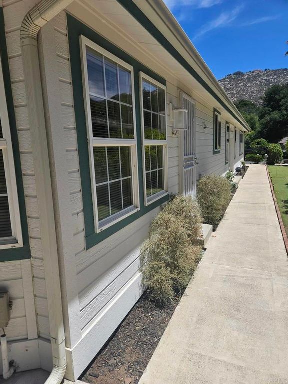 Image 4 of property listing at 8975 Lawrence Welk Drive 5, Escondido, CA 92026