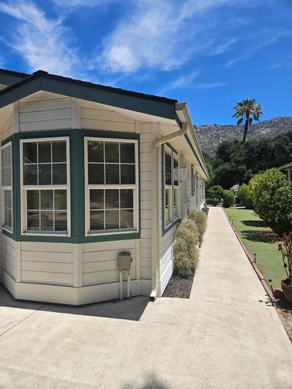 Image 5 of property listing at 8975 Lawrence Welk Drive 5, Escondido, CA 92026