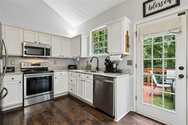 1889 Gray Gables Way NE, Buford, GA 30519