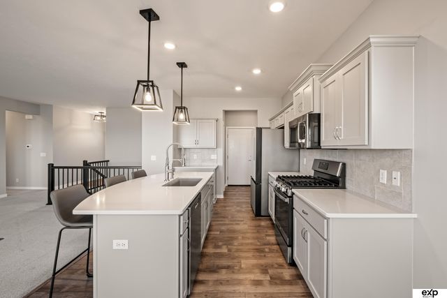 17608 Palisades Drive, Omaha, NE 68136